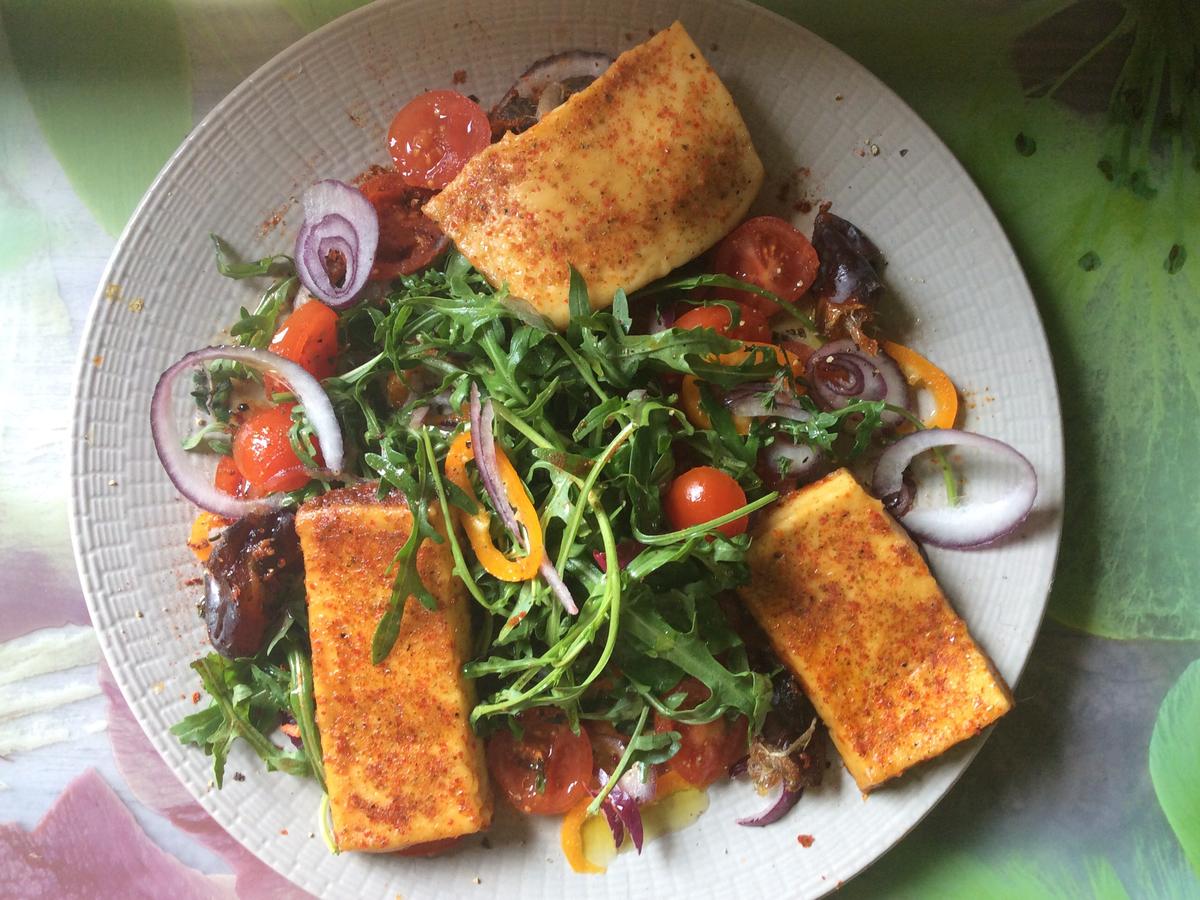 Marinierter Halloumi auf Rucolasalat - Rezept - kochbar.de