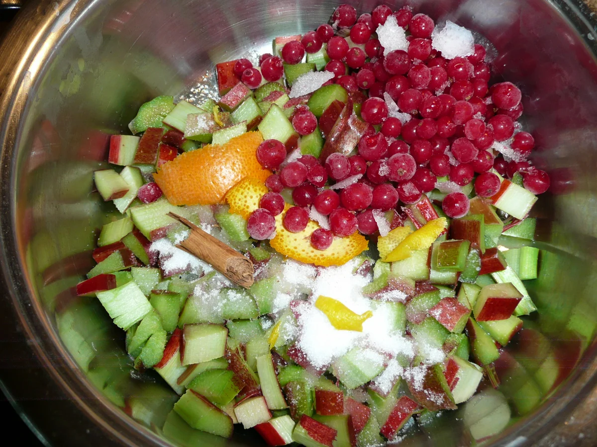 Rezept: Muffins auf Streusel + mit Rhabarber - Johannisbeere und Baiser. Bild Nr. 3 Muffins auf Streusel + mit Rhabarber - Johannisbeere und Baiser. - Rezept - Bild Nr. 3