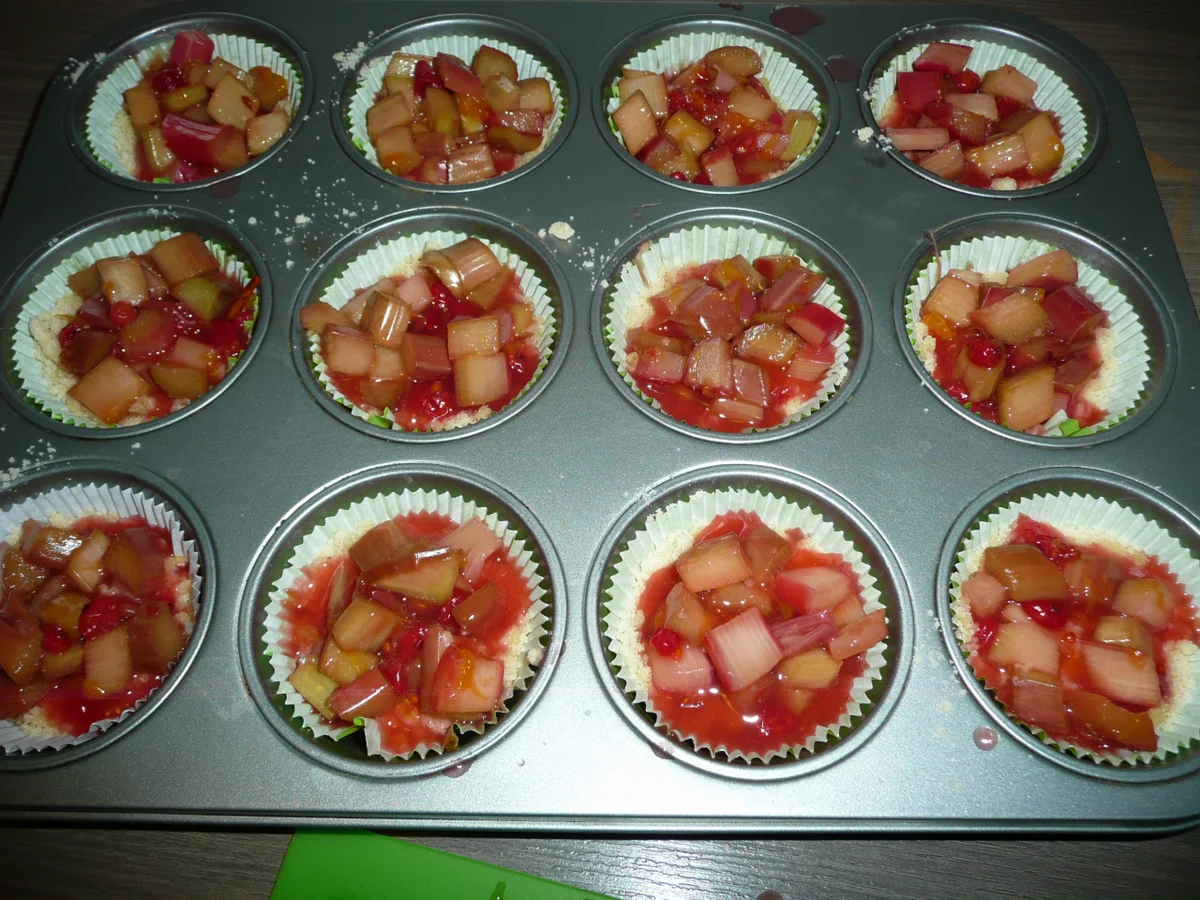 Rezept: Muffins auf Streusel + mit Rhabarber - Johannisbeere und Baiser. Bild Nr. 4 Muffins auf Streusel + mit Rhabarber - Johannisbeere und Baiser. - Rezept - Bild Nr. 4