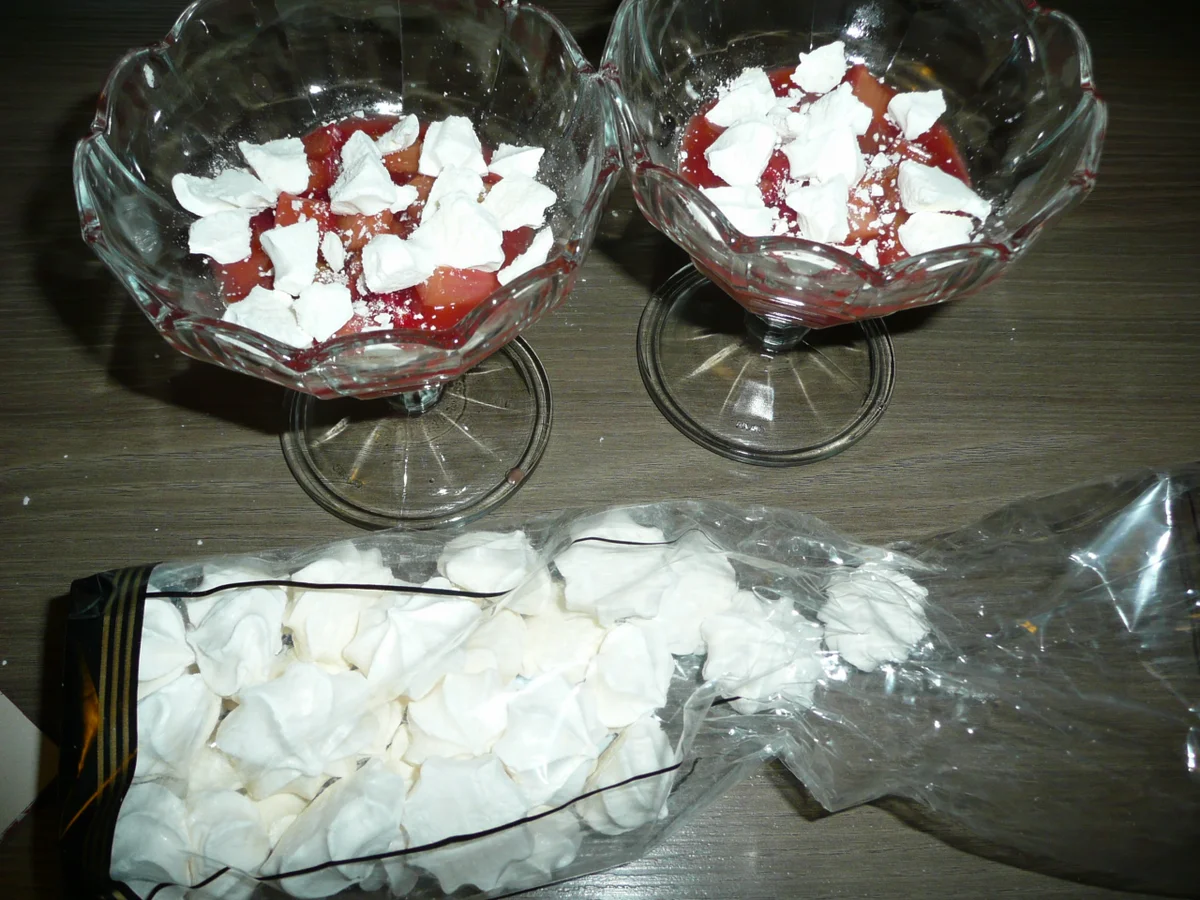 Rezept: Muffins auf Streusel + mit Rhabarber - Johannisbeere und Baiser. Bild Nr. 8 Muffins auf Streusel + mit Rhabarber - Johannisbeere und Baiser. - Rezept - Bild Nr. 8