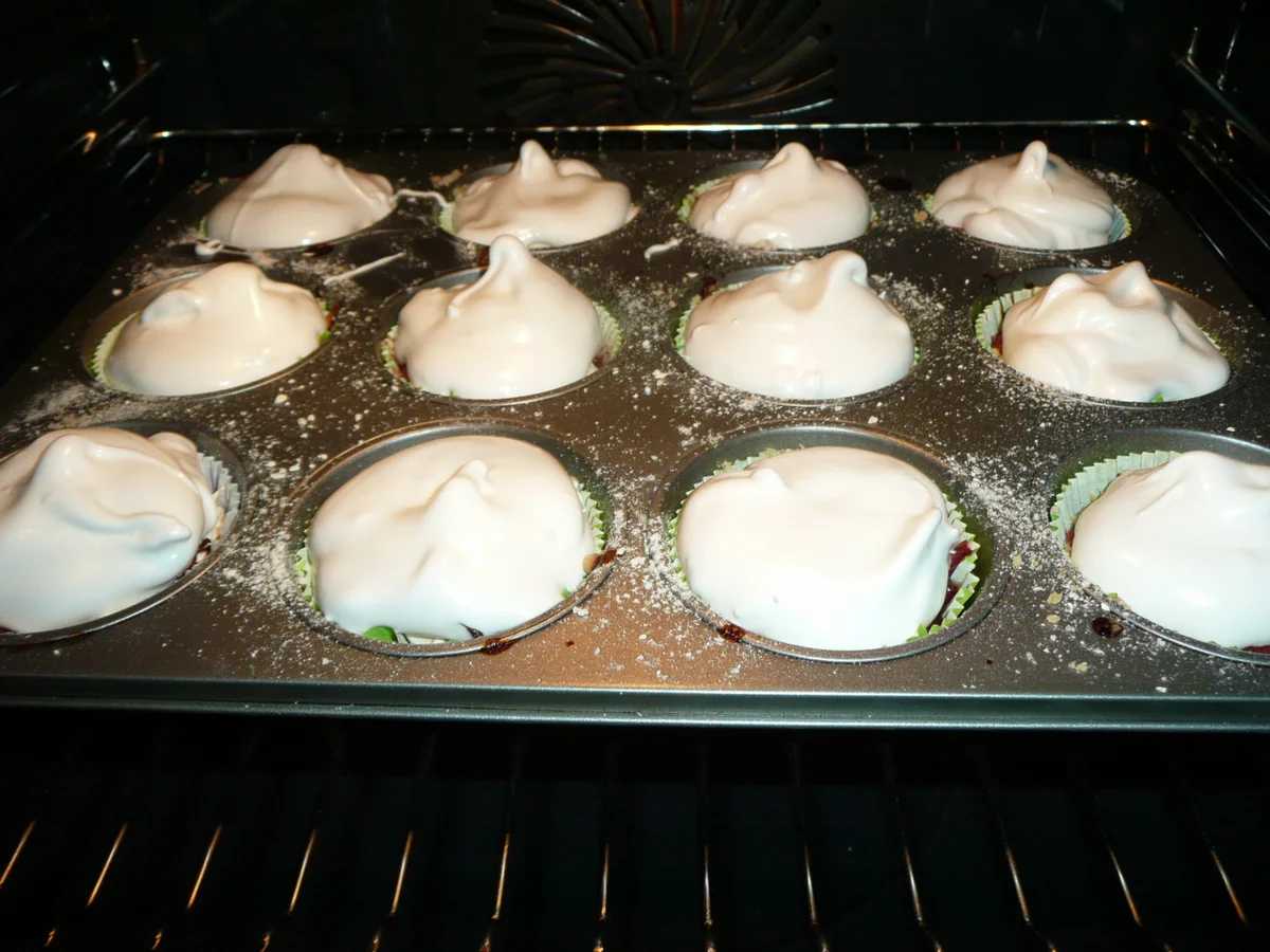 Rezept: Muffins auf Streusel + mit Rhabarber - Johannisbeere und Baiser. Bild Nr. 5 Muffins auf Streusel + mit Rhabarber - Johannisbeere und Baiser. - Rezept - Bild Nr. 5