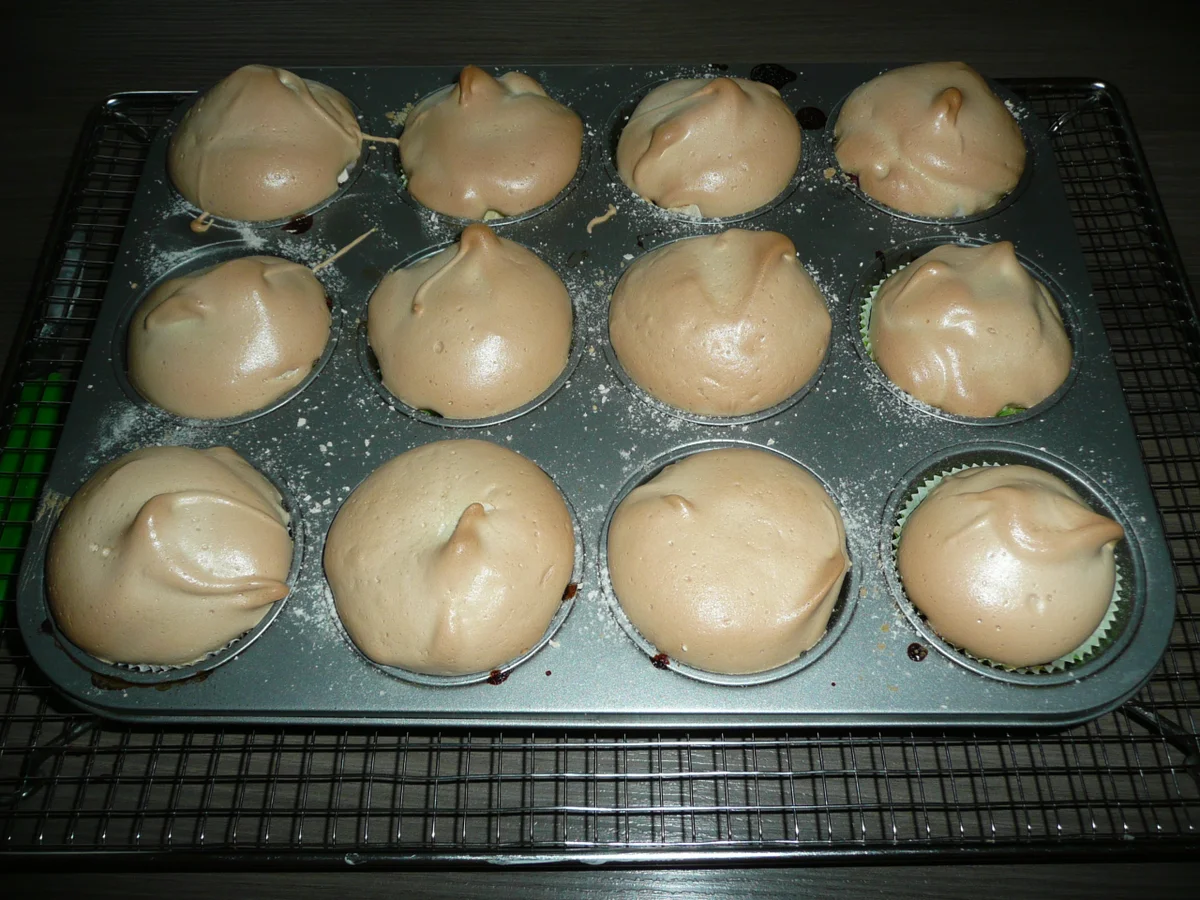 Rezept: Muffins auf Streusel + mit Rhabarber - Johannisbeere und Baiser. Bild Nr. 6 Muffins auf Streusel + mit Rhabarber - Johannisbeere und Baiser. - Rezept - Bild Nr. 6