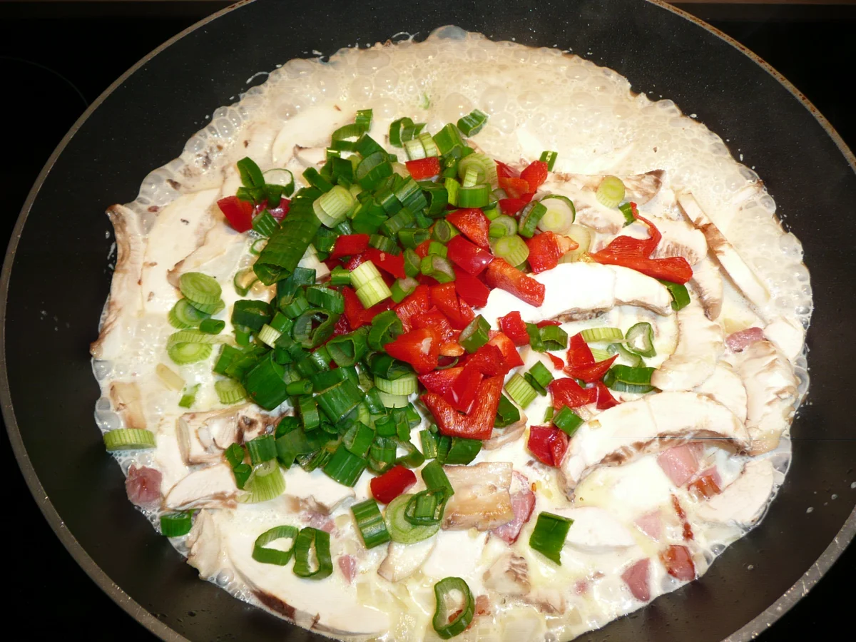 Fusilli Tricolore mit Champignons, Sahne, Paprika, Frühlingslauch. - Rezept - Bild Nr. 3