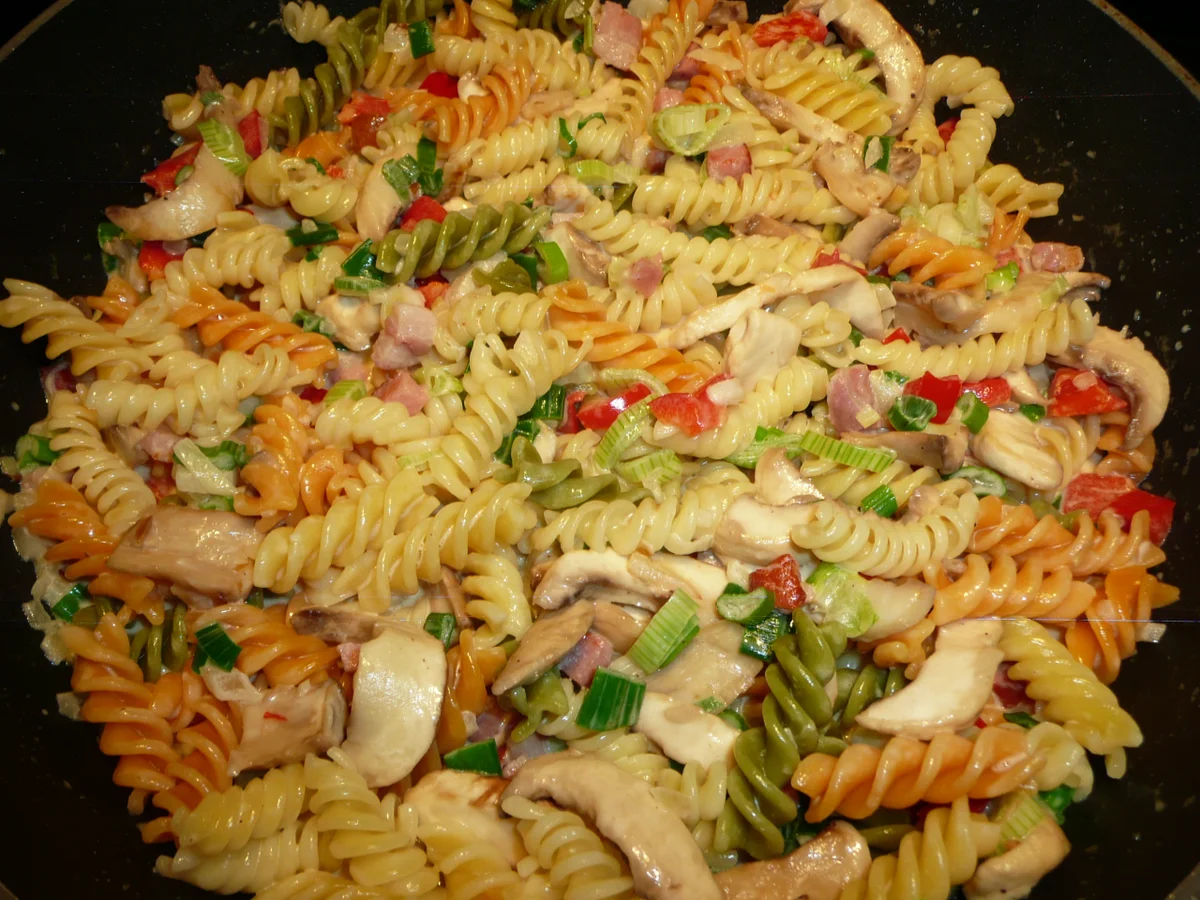 Fusilli Tricolore mit Champignons, Sahne, Paprika, Frühlingslauch. - Rezept - Bild Nr. 4