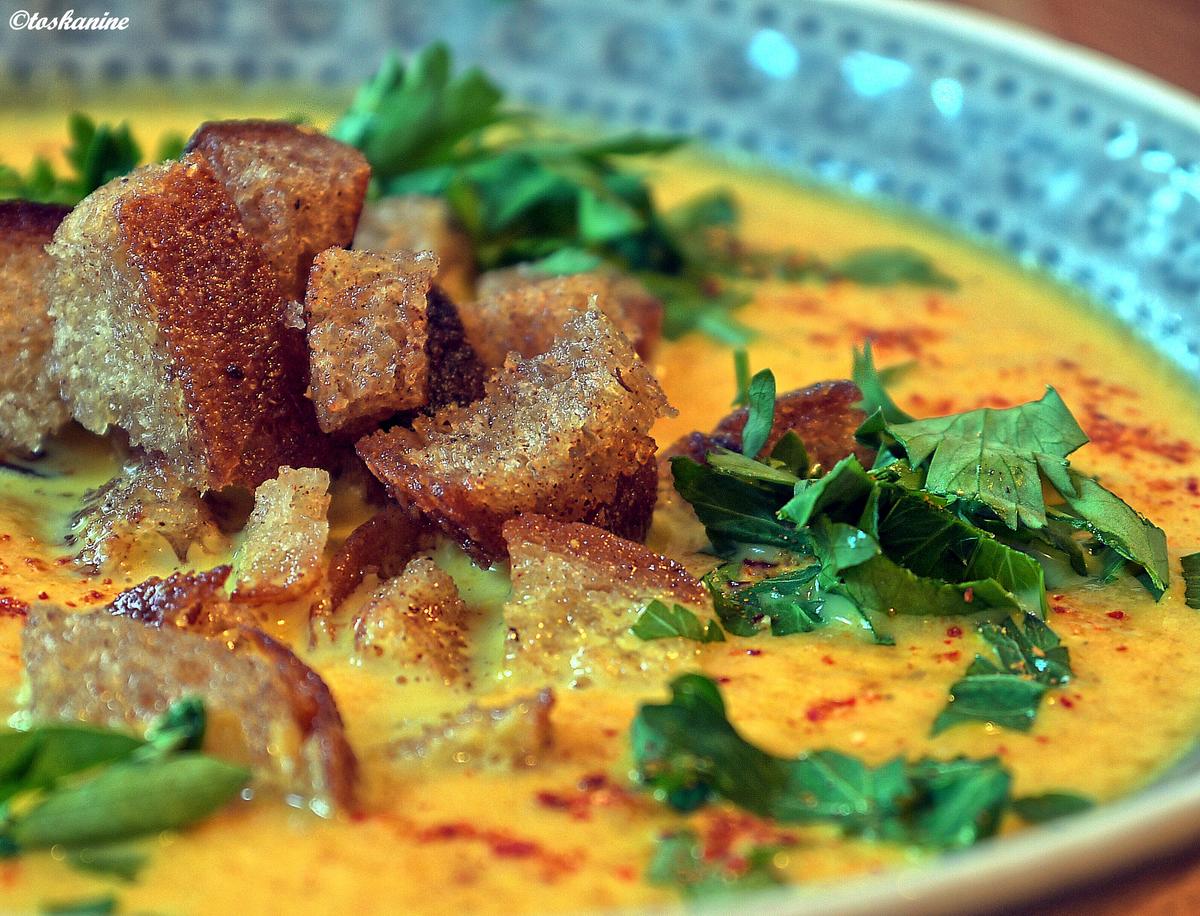 Karotten-Curry-Suppe mit Knoblauch-Zimt-Croutons - Rezept - kochbar.de