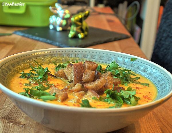 Karotten-Curry-Suppe mit Knoblauch-Zimt-Croutons - Rezept - kochbar.de