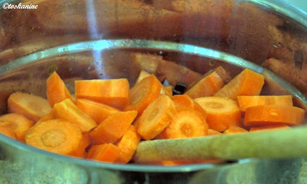 Karotten-Curry-Suppe mit Knoblauch-Zimt-Croutons - Rezept - kochbar.de