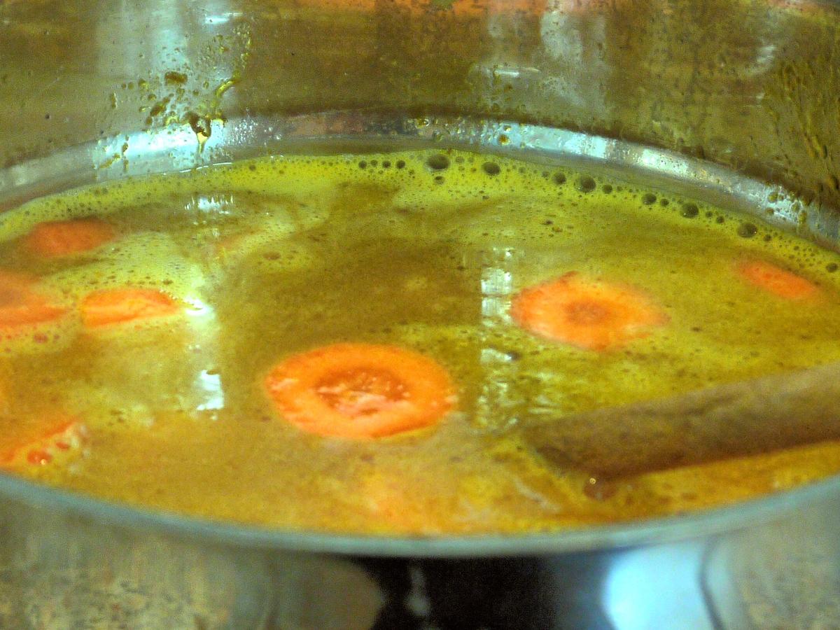 Karotten Curry Suppe mit Knoblauch Zimt Croutons - einfach - 107 kcal/100g