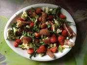 Rezept: Erdbeer-Rucolasalat mit Mozzarella und Parmaschinken Erdbeer-Rucolasalat mit Mozzarella und Parmaschinken - Rezept