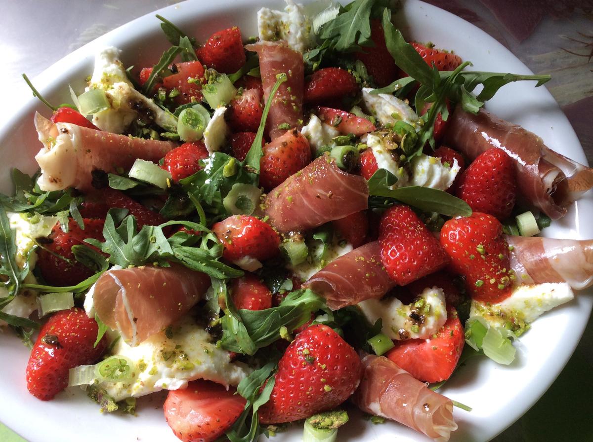 Erdbeer-Rucolasalat mit Mozzarella und Parmaschinken - Rezept - Bild Nr. 3