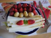 Spargel mit Erdbeeren und Frühkartoffeln - Rezept