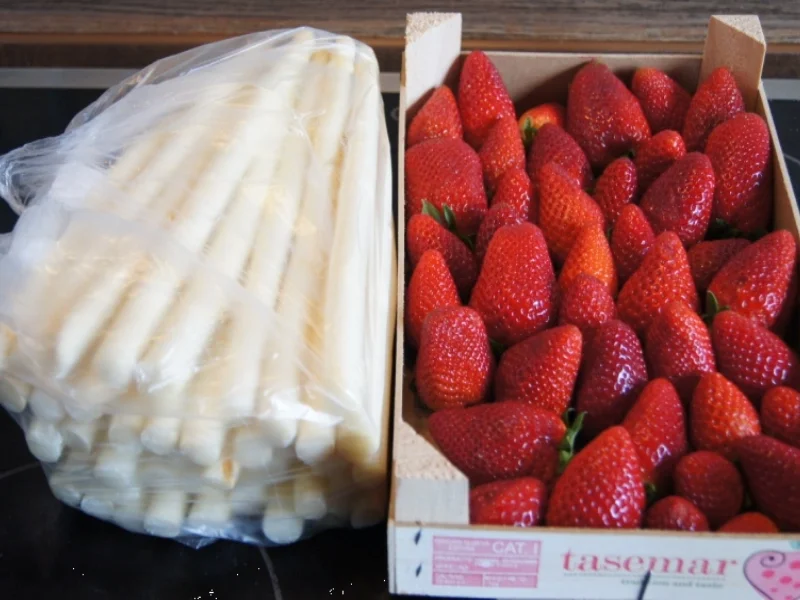 Spargel mit Erdbeeren und Frühkartoffeln - Rezept - Bild Nr. 2