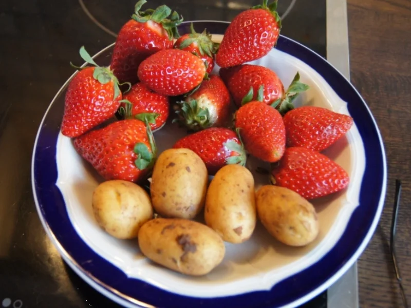 Spargel mit Erdbeeren und Frühkartoffeln - Rezept - Bild Nr. 3