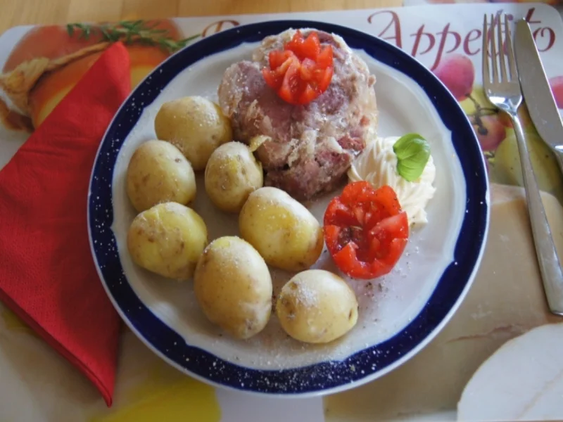 Eisbein in Aspik mit Frühkartoffeln - Rezept