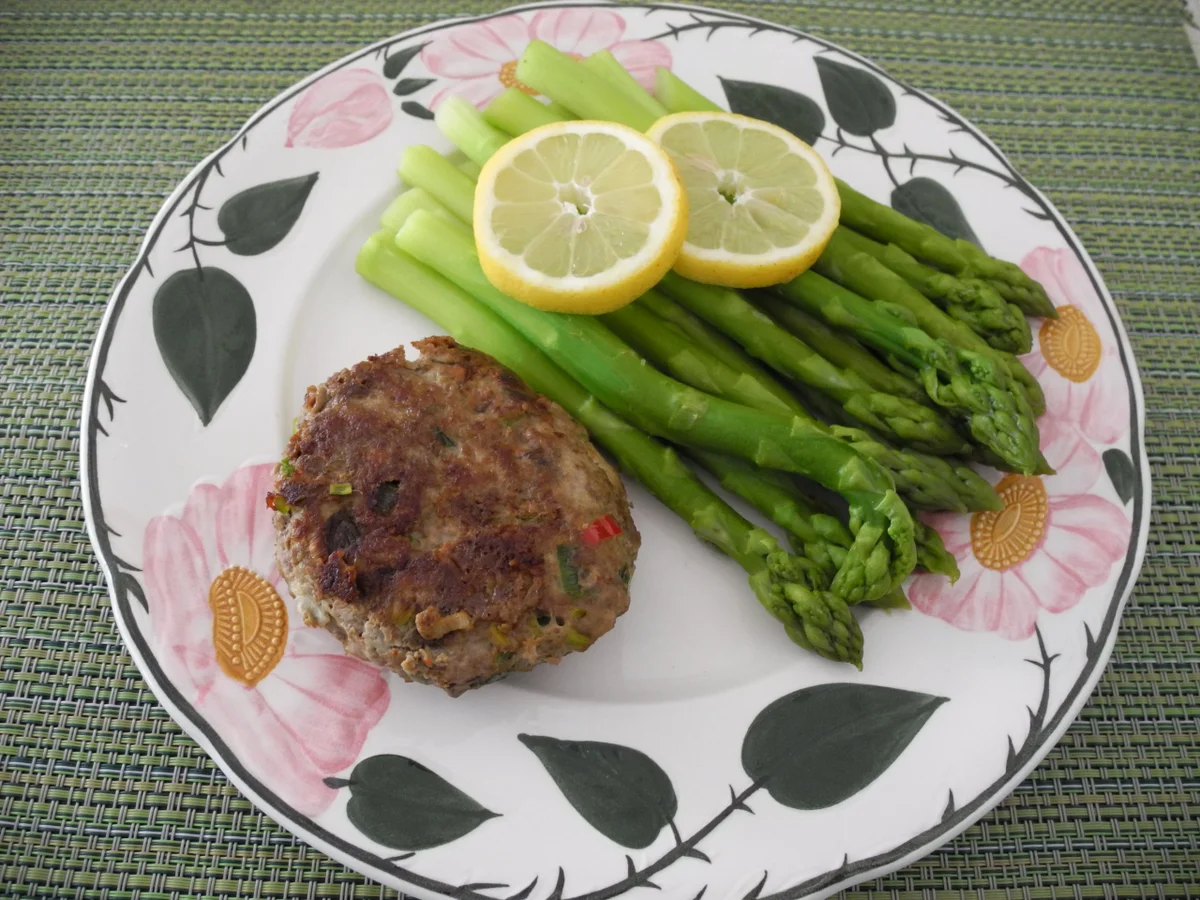 Rezept: Grüner Spargel mit Rinderhackfleisch-Bratling Grüner Spargel mit Rinderhackfleisch-Bratling - Rezept