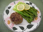 Grüner Spargel mit Rinderhackfleisch-Bratling - Rezept