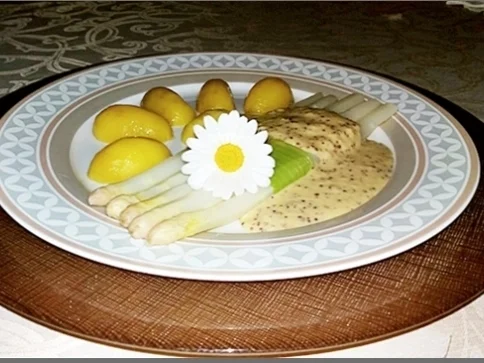 Rezept: Spargel mit Sauce Dijonnaise und Pellkartoffeln Spargel mit Sauce Dijonnaise und Pellkartoffeln - Rezept