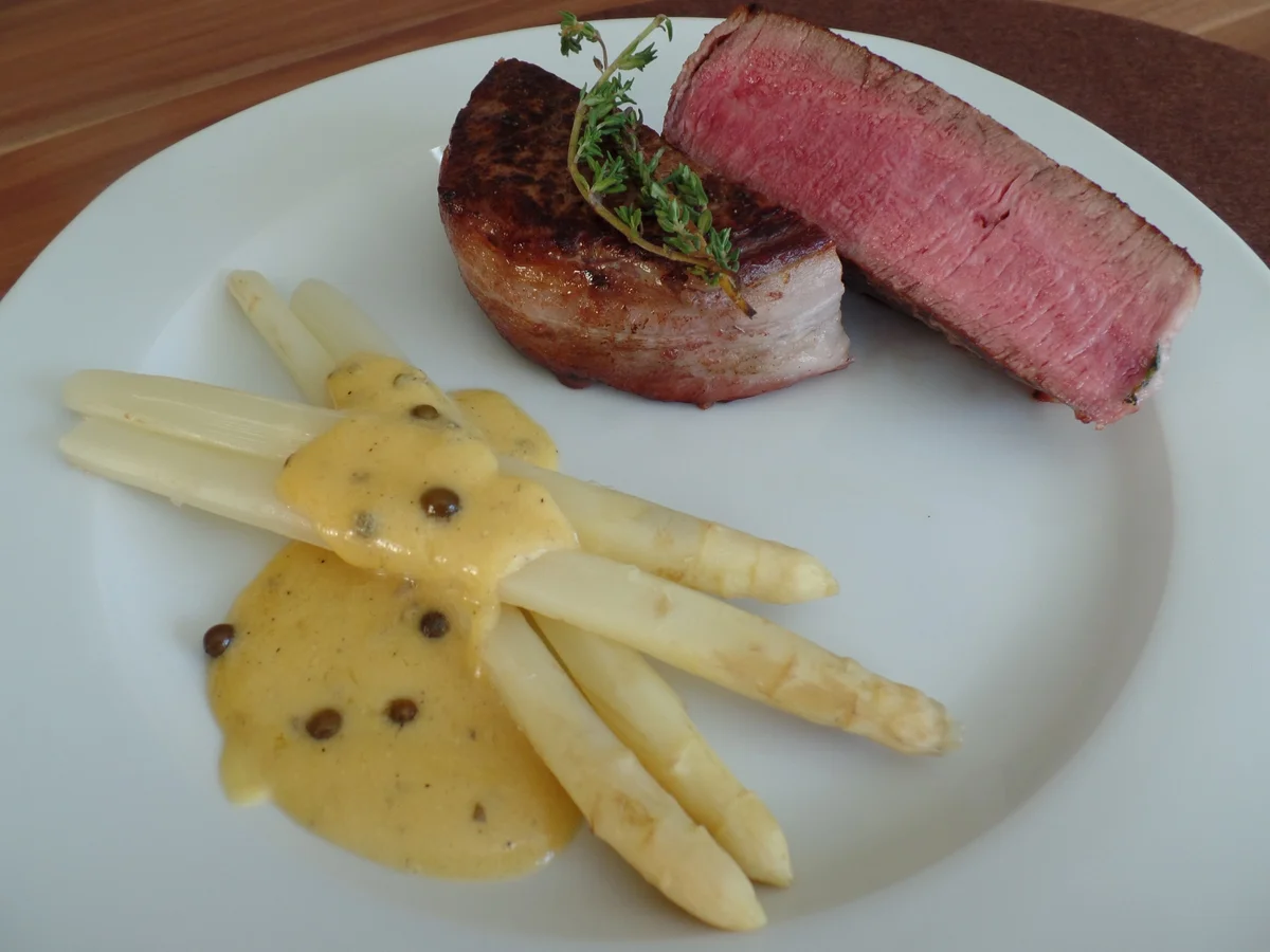 Rindermedaillons mit Spargel und Grüner-Pfeffer -Hollandaise - Rezept