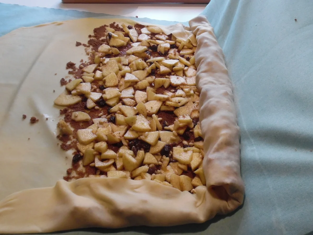 Südtiroler Apfelstrudel mit Vanillesoße - Rezept - Bild Nr. 7