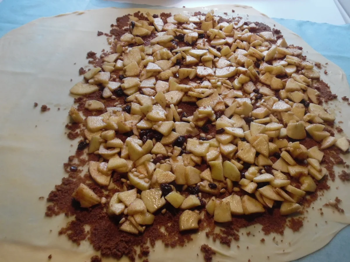 Südtiroler Apfelstrudel mit Vanillesoße - Rezept - Bild Nr. 8