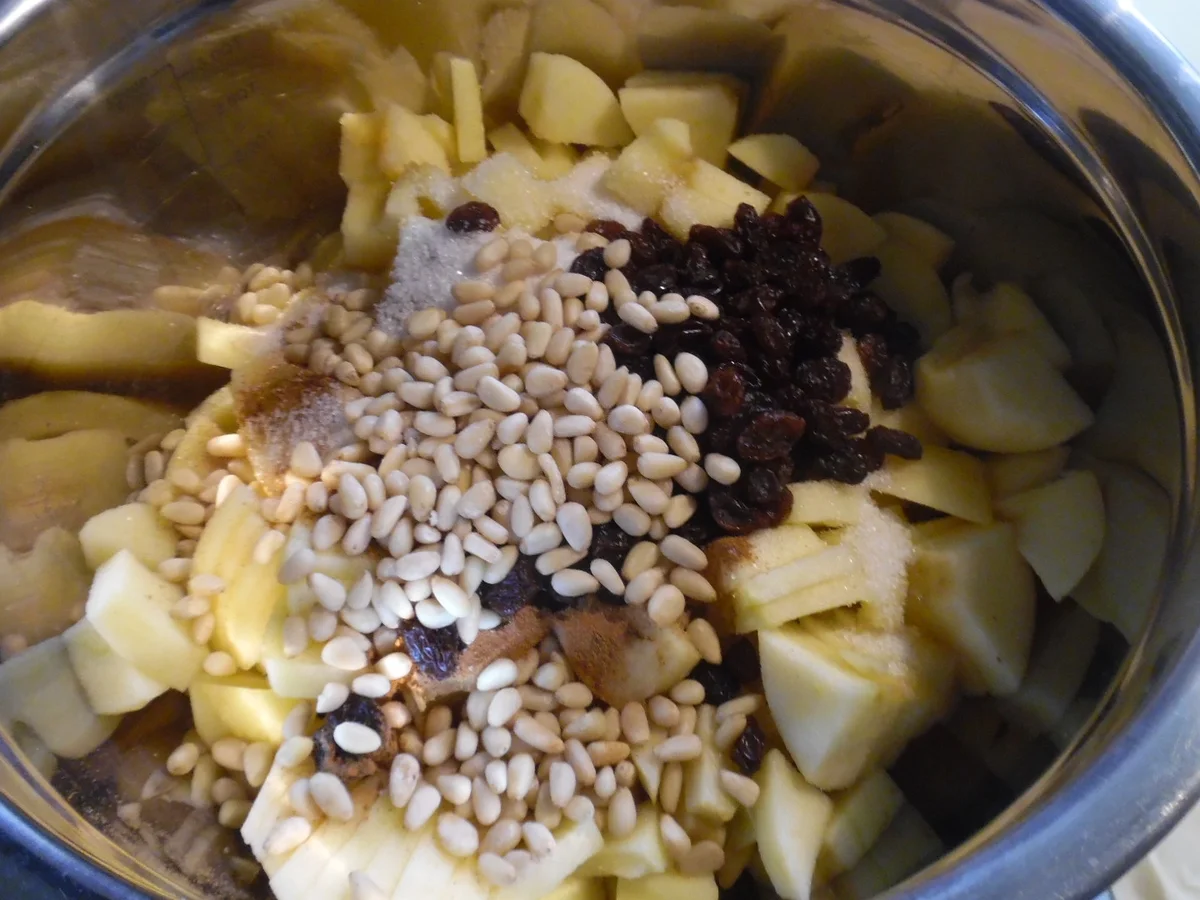 Südtiroler Apfelstrudel mit Vanillesoße - Rezept - Bild Nr. 16