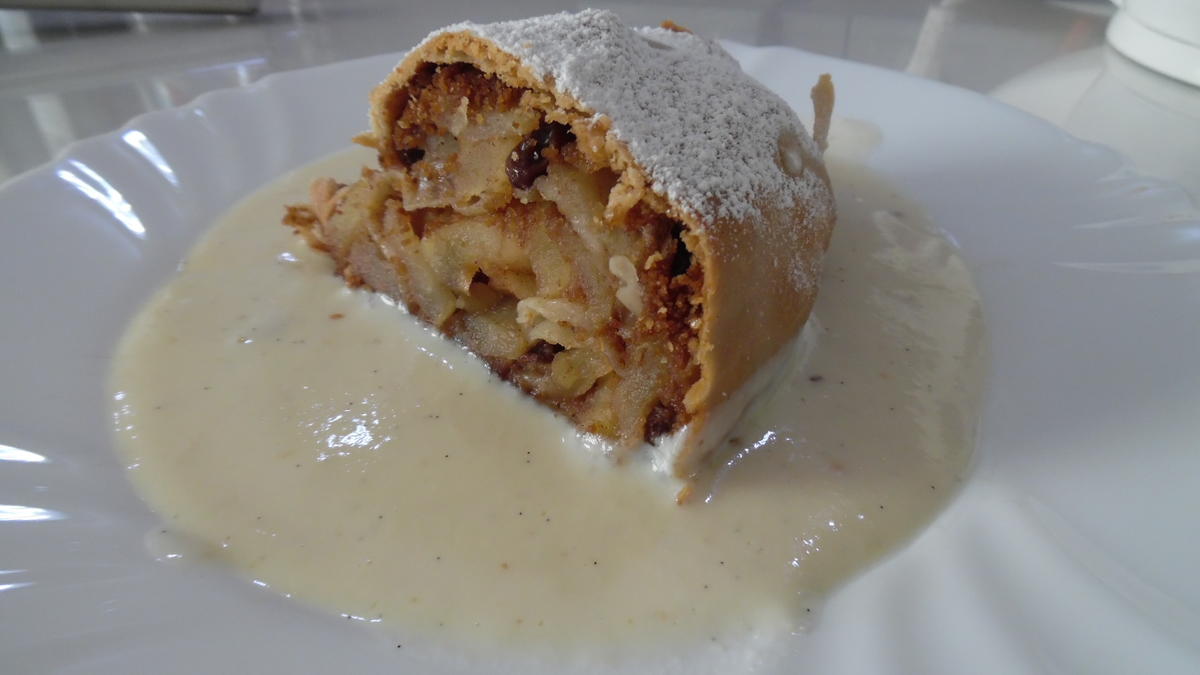 Südtiroler Apfelstrudel mit Vanillesoße - Rezept - Bild Nr. 25