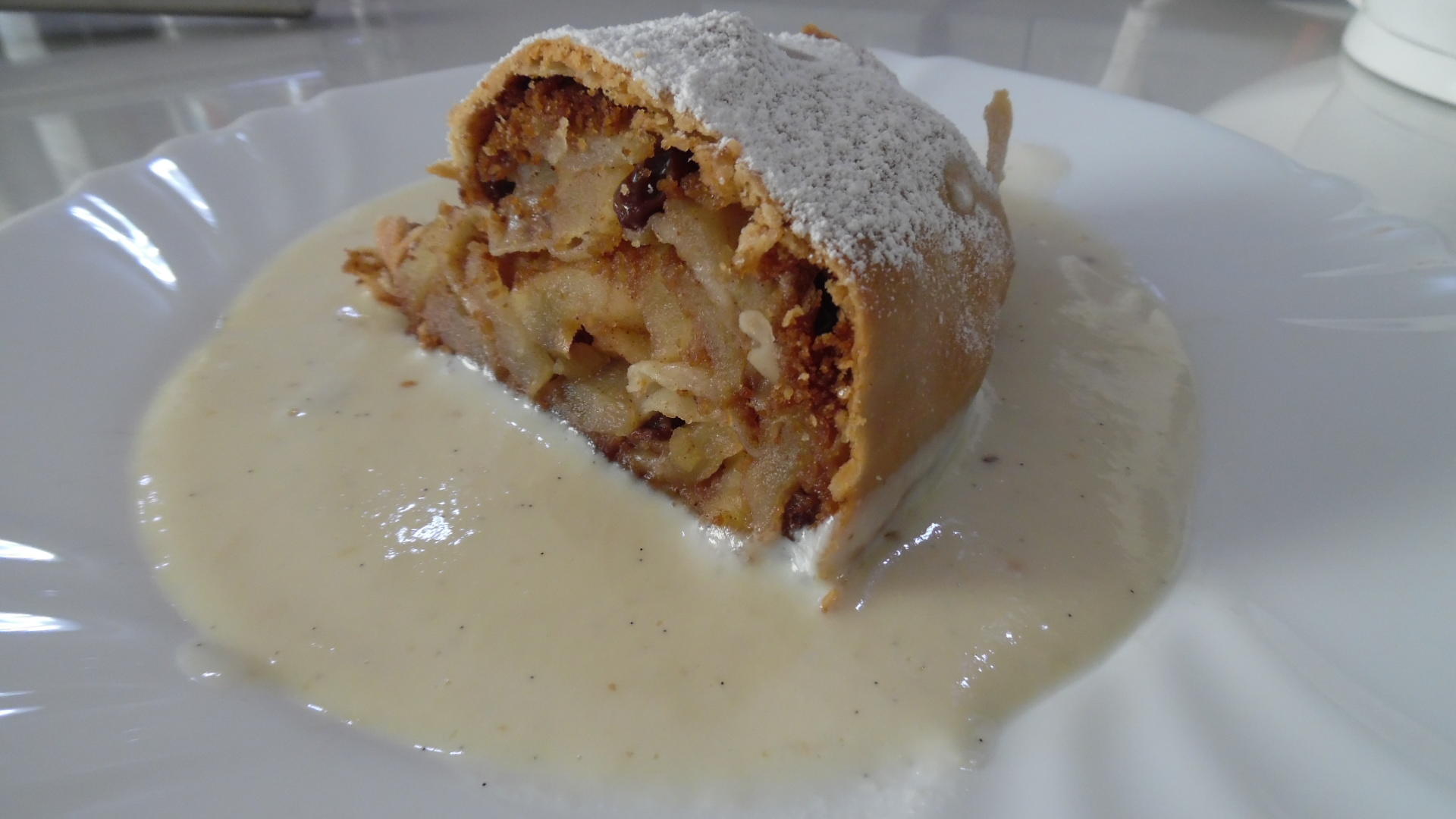 Bilder für Südtiroler Apfelstrudel mit Vanillesoße - Rezept