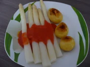 Spargel weiß mit Erdbeer - Vinaigrette an Bratkartöffelchen. - Rezept