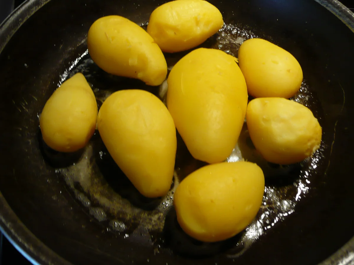 Spargel weiß mit Erdbeer - Vinaigrette an Bratkartöffelchen. - Rezept - Bild Nr. 3