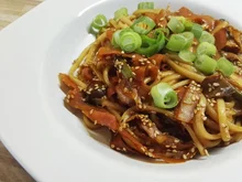 BBQ-Udonnudelpfanne - Rezept