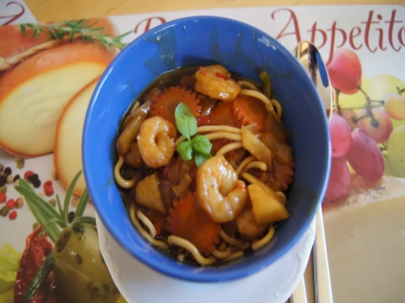 Gemüsewok mit Garnelenschwänzen und Mie-Nudeln - Rezept