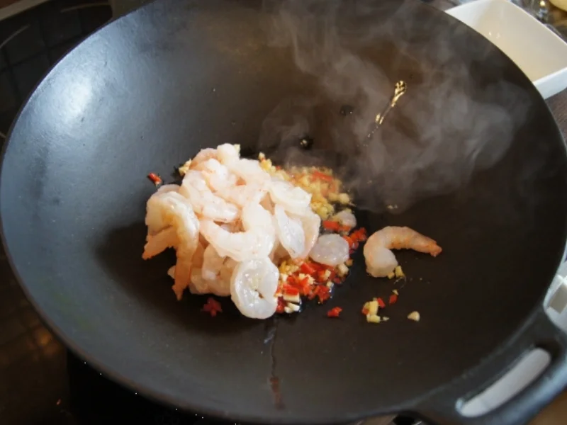 Gemüsewok mit Garnelenschwänzen und Mie-Nudeln - Rezept - Bild Nr. 7