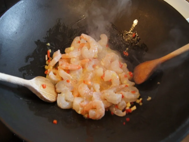 Gemüsewok mit Garnelenschwänzen und Mie-Nudeln - Rezept - Bild Nr. 8