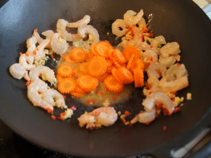 Gemüsewok mit Garnelenschwänzen und Mie-Nudeln - Rezept - Bild Nr. 9