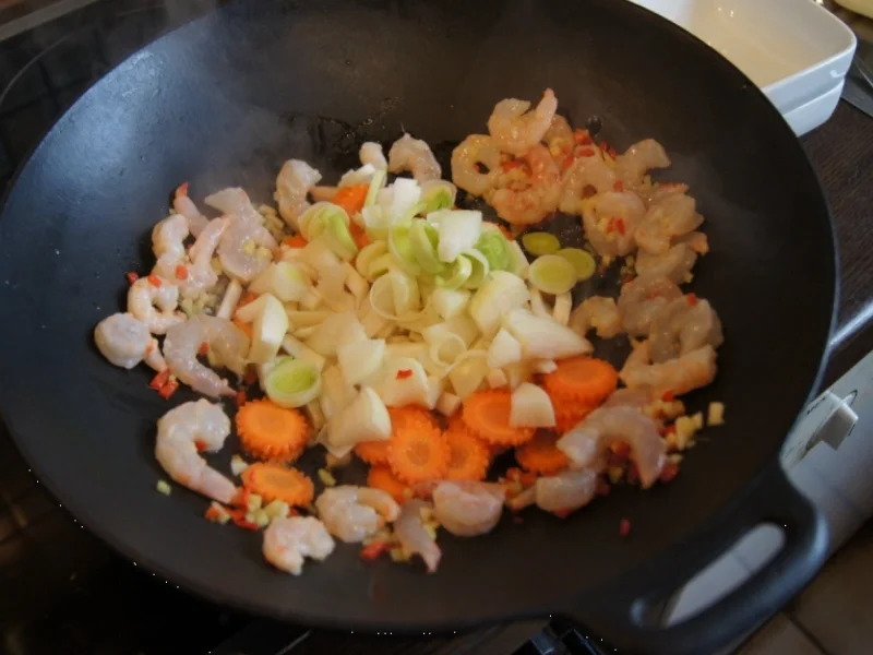Gemüsewok mit Garnelenschwänzen und Mie-Nudeln - Rezept - Bild Nr. 10
