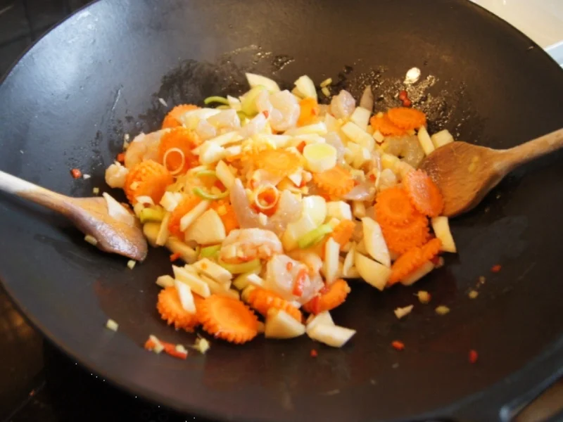 Gemüsewok mit Garnelenschwänzen und Mie-Nudeln - Rezept - Bild Nr. 11