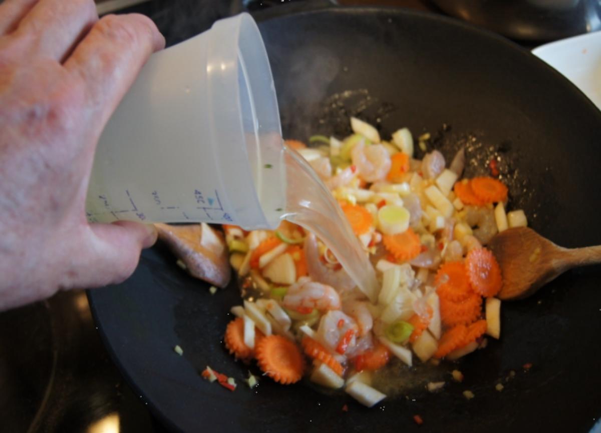 Gemüsewok mit Garnelenschwänzen und Mie-Nudeln - Rezept - Bild Nr. 12