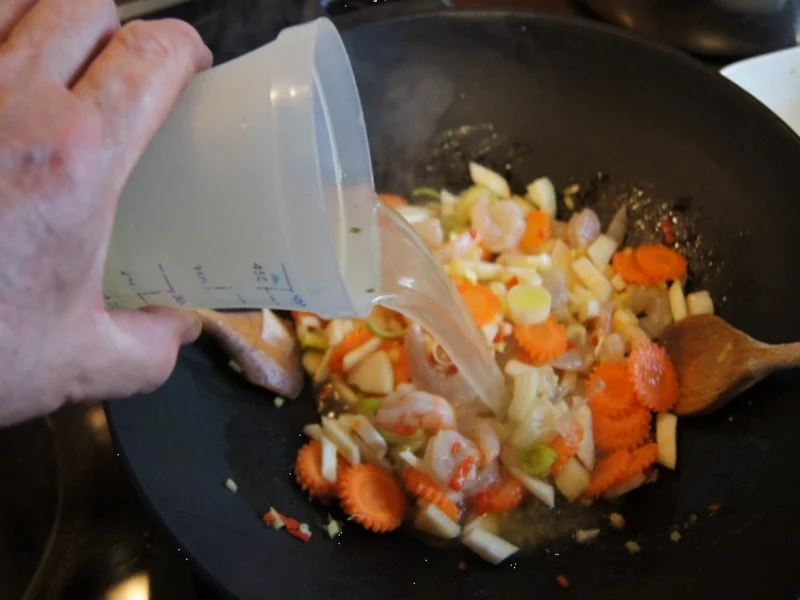 Gemüsewok mit Garnelenschwänzen und Mie-Nudeln - Rezept - Bild Nr. 12