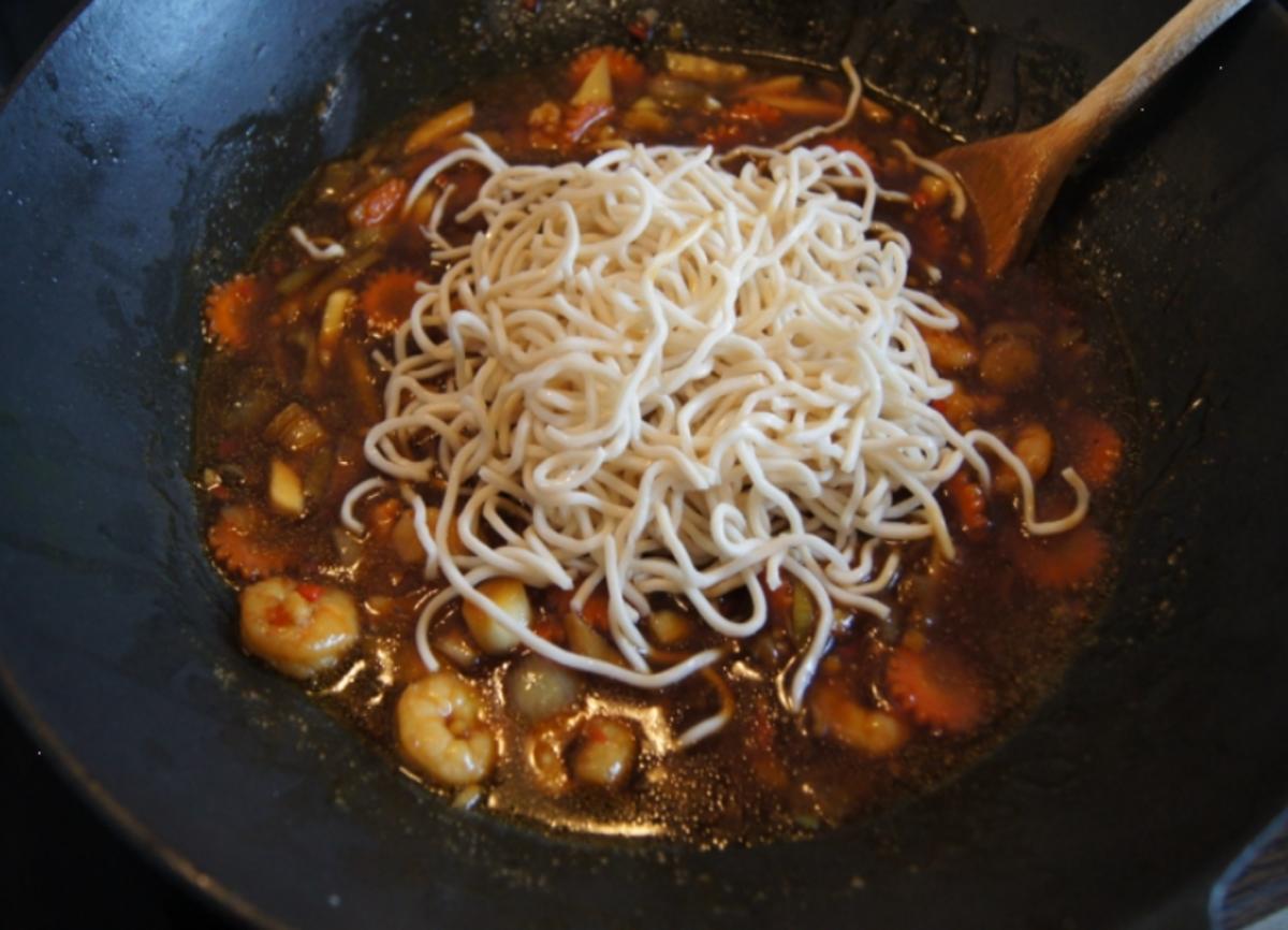 Gemüsewok mit Garnelenschwänzen und Mie-Nudeln - Rezept - Bild Nr. 14