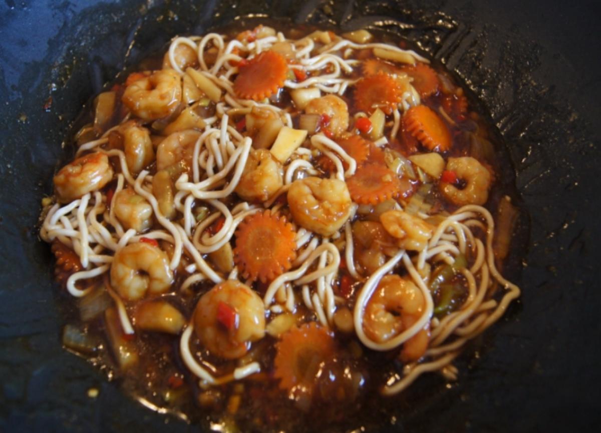 Gemüsewok mit Garnelenschwänzen und Mie-Nudeln - Rezept - Bild Nr. 15