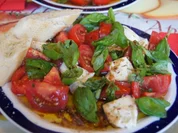 Tomaten mit Basilikum, Mozzarella und Snagnette - Rezept