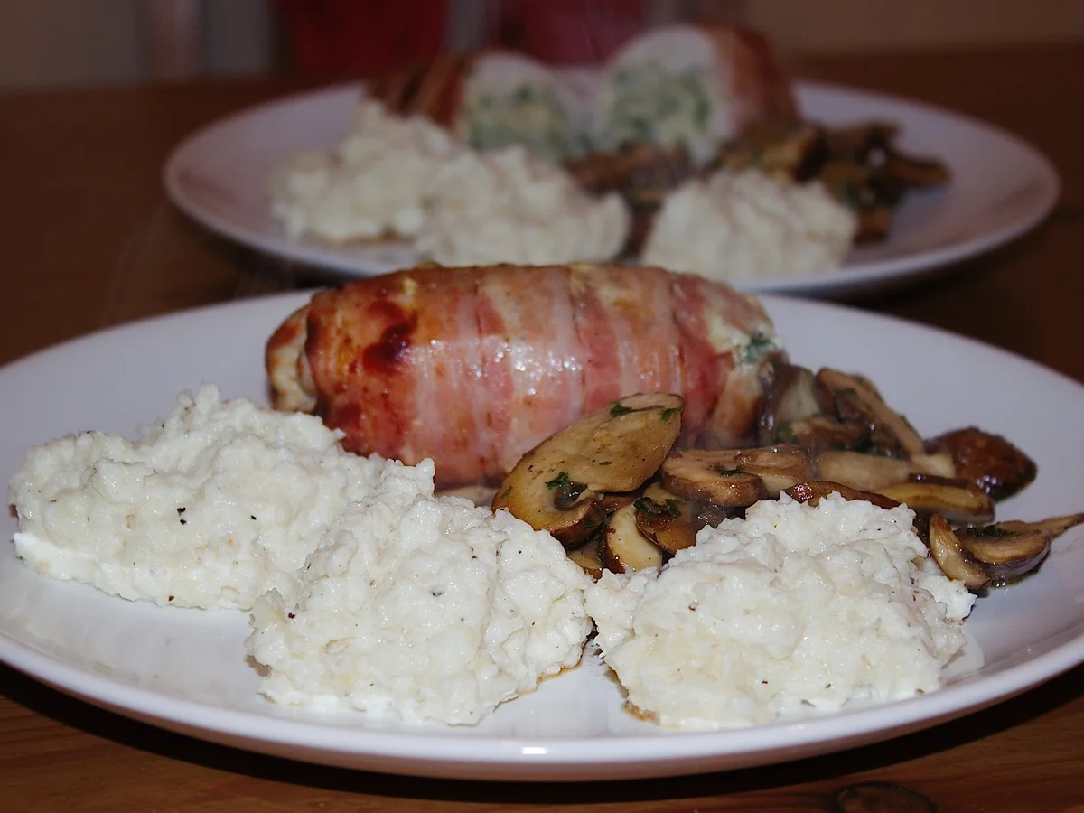 Gefüllte Hähnchenbrüstchen im Baconmantel mit Selleriepürree & Pilze - Rezept