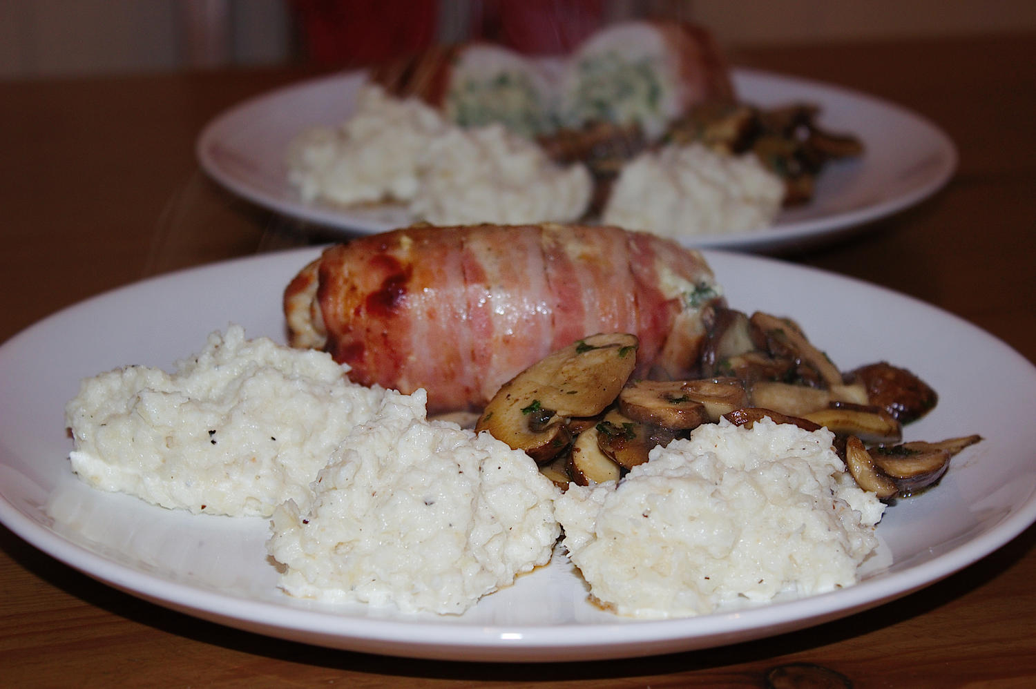 Gefüllte Hähnchenbrüstchen im Baconmantel mit Selleriepürree &amp; Pilze ...