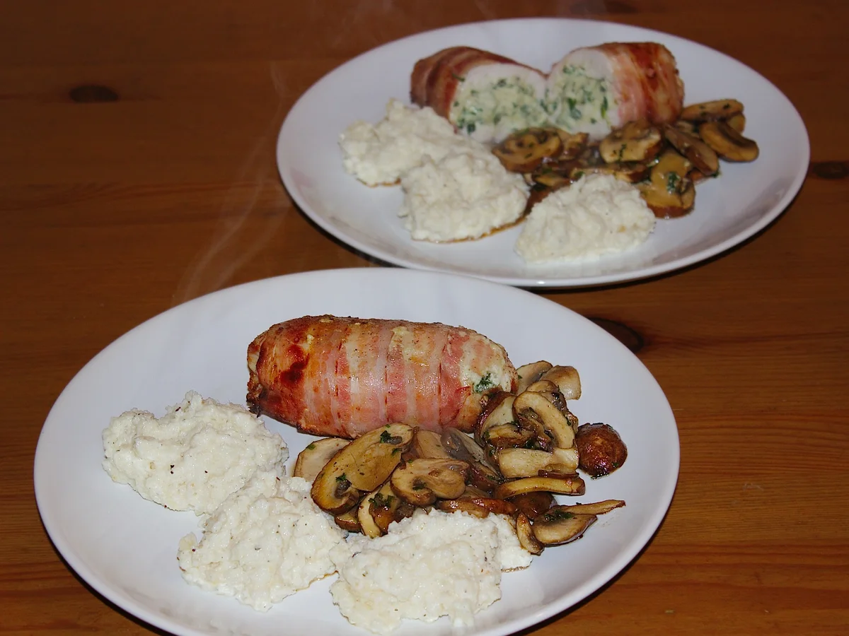 Gefüllte Hähnchenbrüstchen im Baconmantel mit Selleriepürree & Pilze - Rezept - Bild Nr. 3