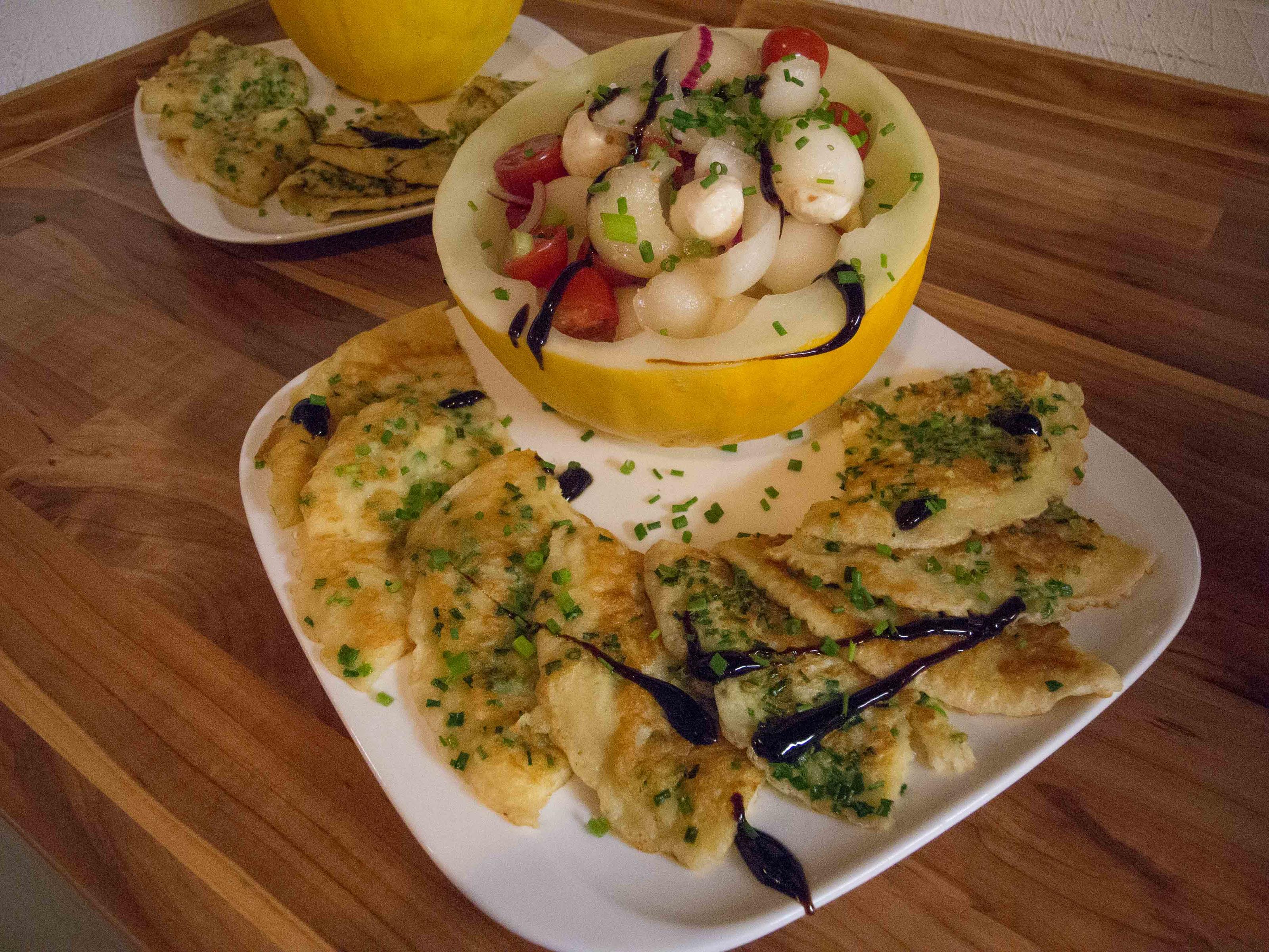 Bilder für Schnittlauchpfannkuchen mit Tomate-Mozzarella-Salat in Honigmelone - Rezept