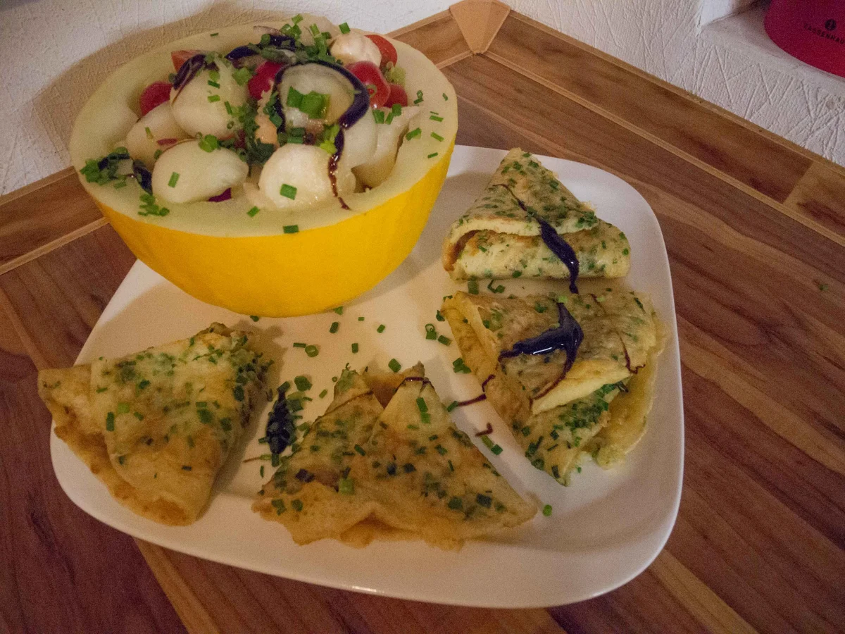 Schnittlauchpfannkuchen mit Tomate-Mozzarella-Salat in Honigmelone - Rezept - Bild Nr. 8