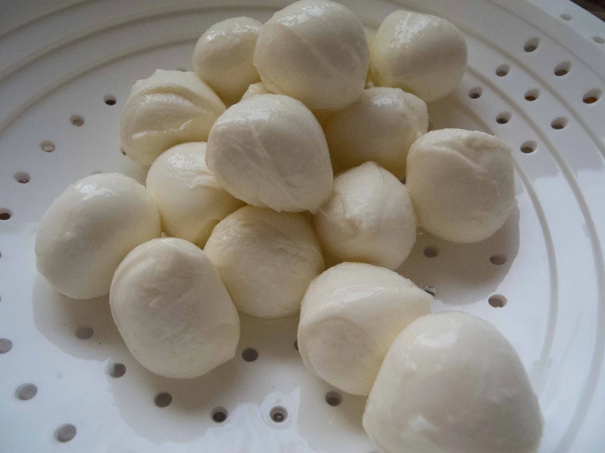 Schnittlauchpfannkuchen mit Tomate-Mozzarella-Salat in Honigmelone - Rezept - Bild Nr. 2