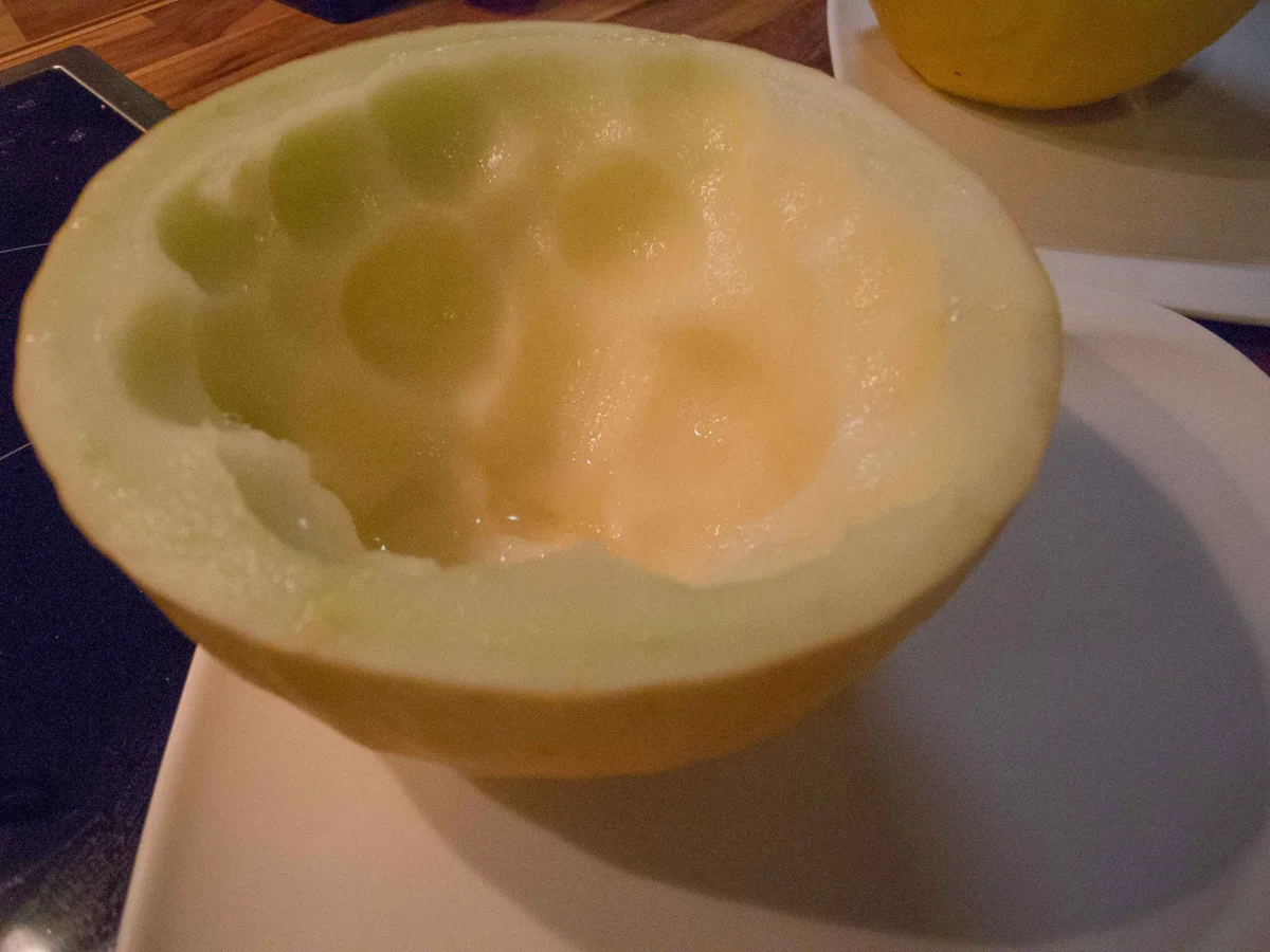 Schnittlauchpfannkuchen mit Tomate-Mozzarella-Salat in Honigmelone - Rezept - Bild Nr. 4