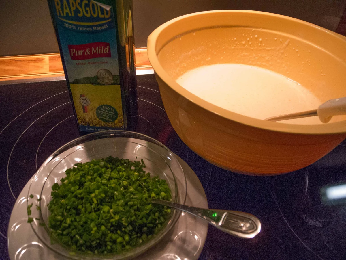 Schnittlauchpfannkuchen mit Tomate-Mozzarella-Salat in Honigmelone - Rezept - Bild Nr. 5