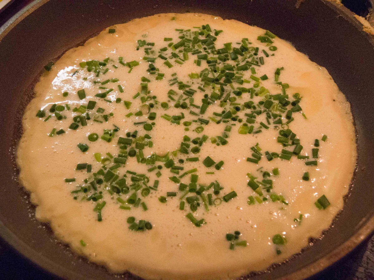 Schnittlauchpfannkuchen mit Tomate-Mozzarella-Salat in Honigmelone - Rezept - Bild Nr. 7